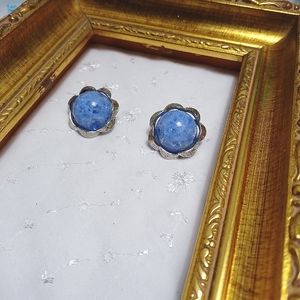 Vintage signed by ART, clip on earrings silvertone and blue lucite center
